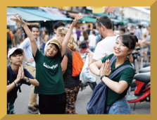 両手を合わせ仲良くポーズを取っている大学生