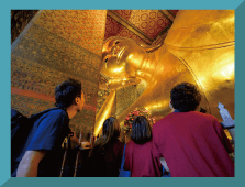 大きな金の仏像を眺める大学生たち