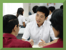 先生の話を真面目に聞いている大学生